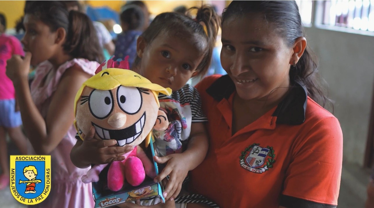 Entrega de juguetes de la campaña «Un juguete, una ilusión» de Fundación Crecer Jugando en San Pedro Sula – Honduras