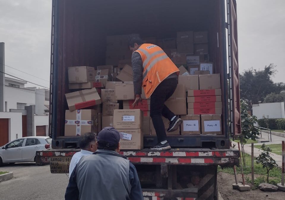 Llegada de los juguetes de la campaña «Un juguete, una ilusión» de la Fundación Crecer Jugando a Lima – Perú
