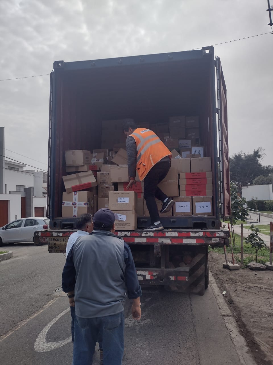 Llegada de los juguetes de la campaña «Un juguete, una ilusión» de la Fundación Crecer Jugando a Lima – Perú
