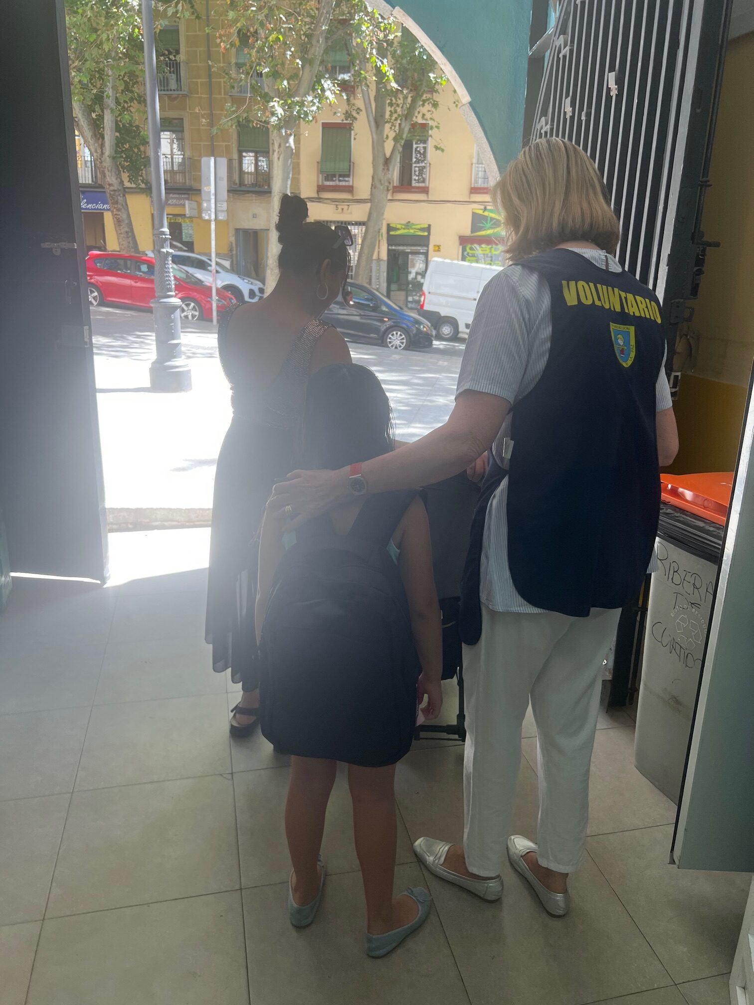 Entregando ya las mochilas de la campaña «Llena sus mochilas de ilusión: Ayúdales a Volver al cole»