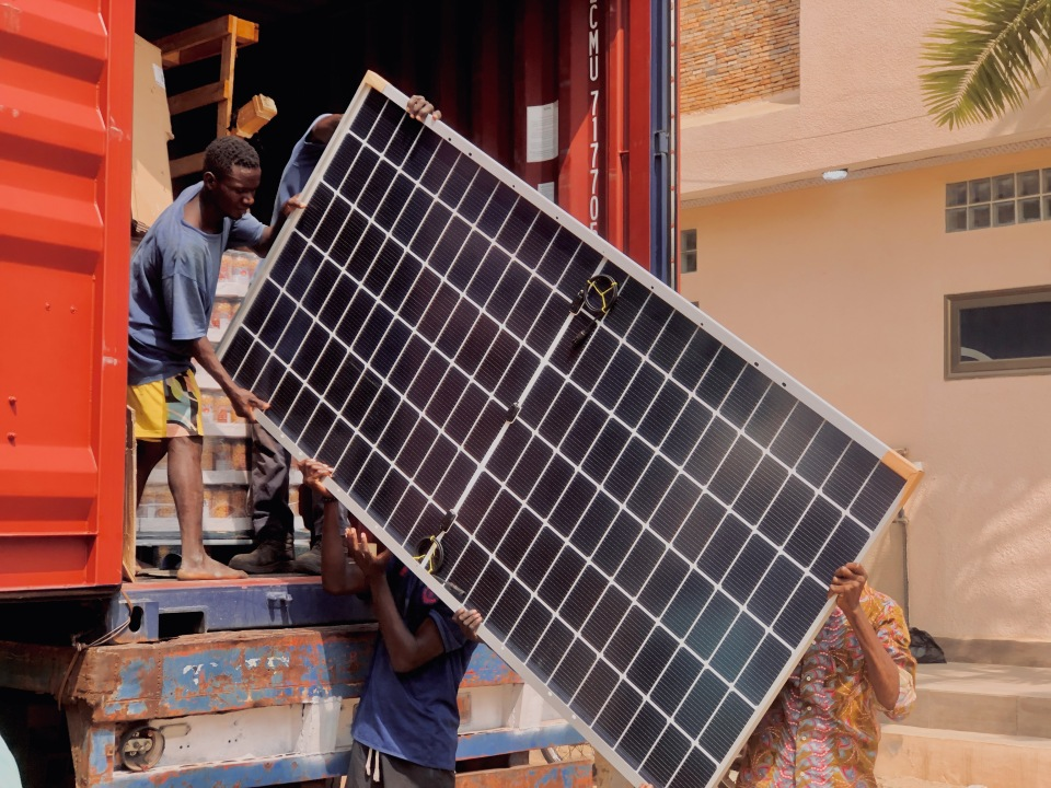 Llegada placas solares para nuestro centro infantil en Tachengou – Agradecimiento