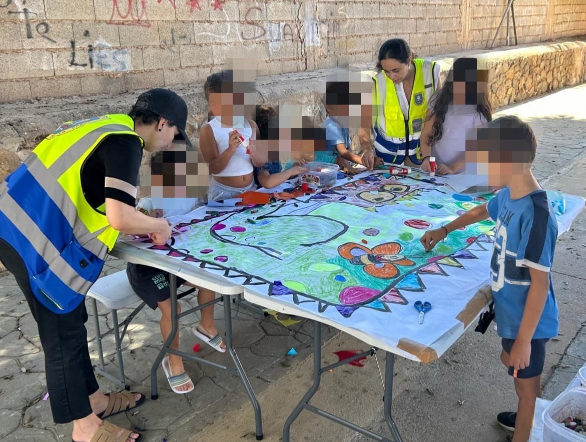 Taller de expresión artística en el Barrio de las Caracolas de Melilla