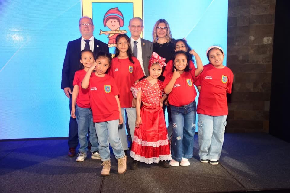 Chocolatada Solidaria en Mensajeros de la Paz Perú