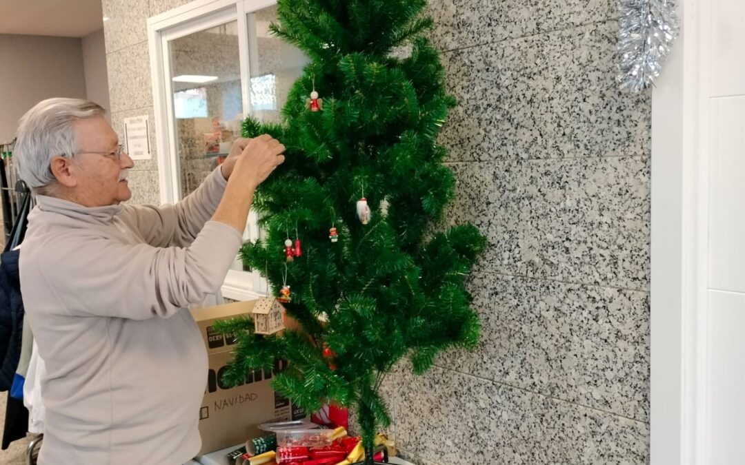Adornando para preparar la Navidad en nuestro Centro Familiar Mensajeros de la Paz Villaverde