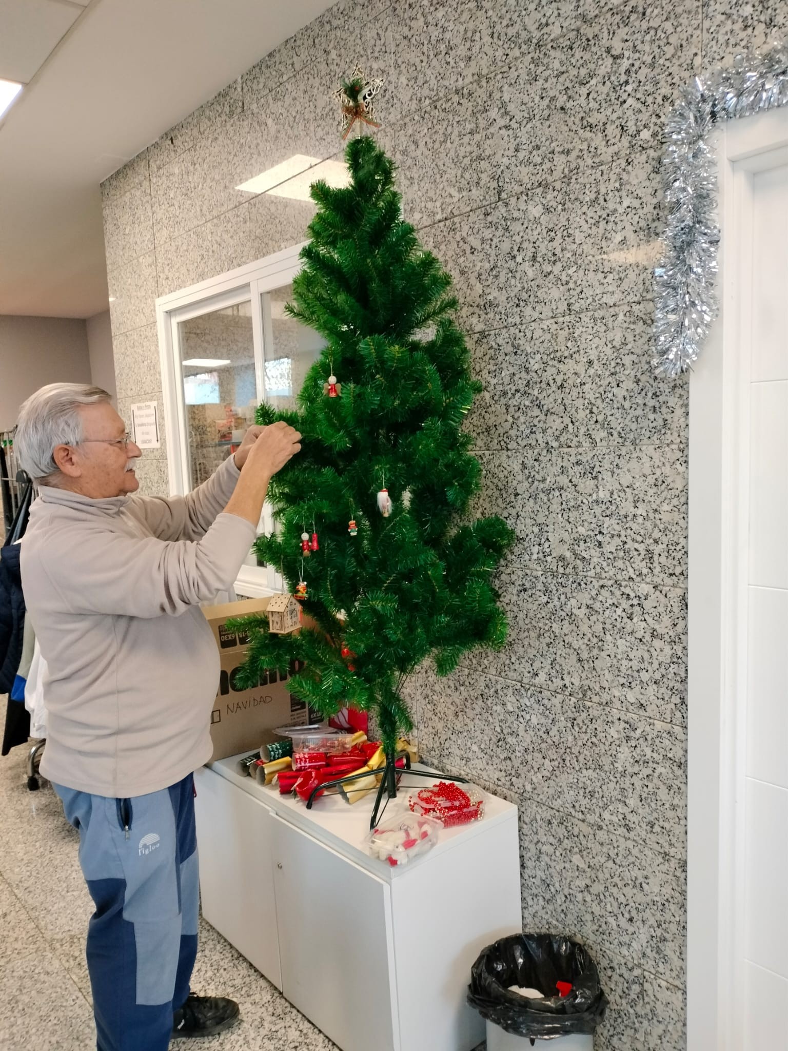 Adornando para preparar la Navidad en nuestro Centro Familiar Mensajeros de la Paz Villaverde