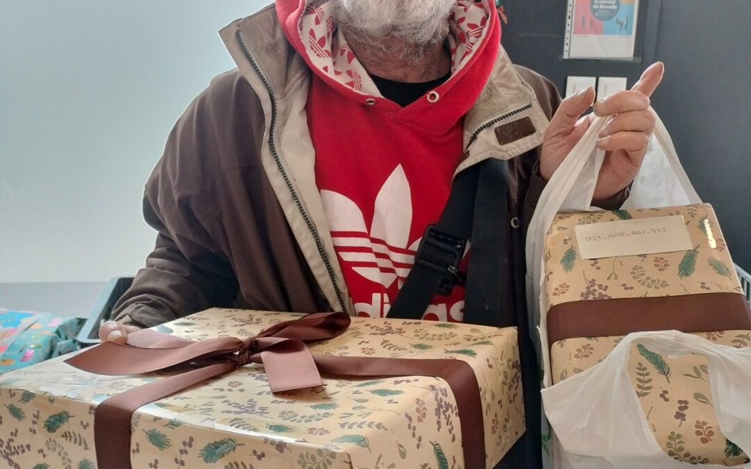 Repartiendo a las familias los juguetes para l@s niñ@s de nuestros centros
