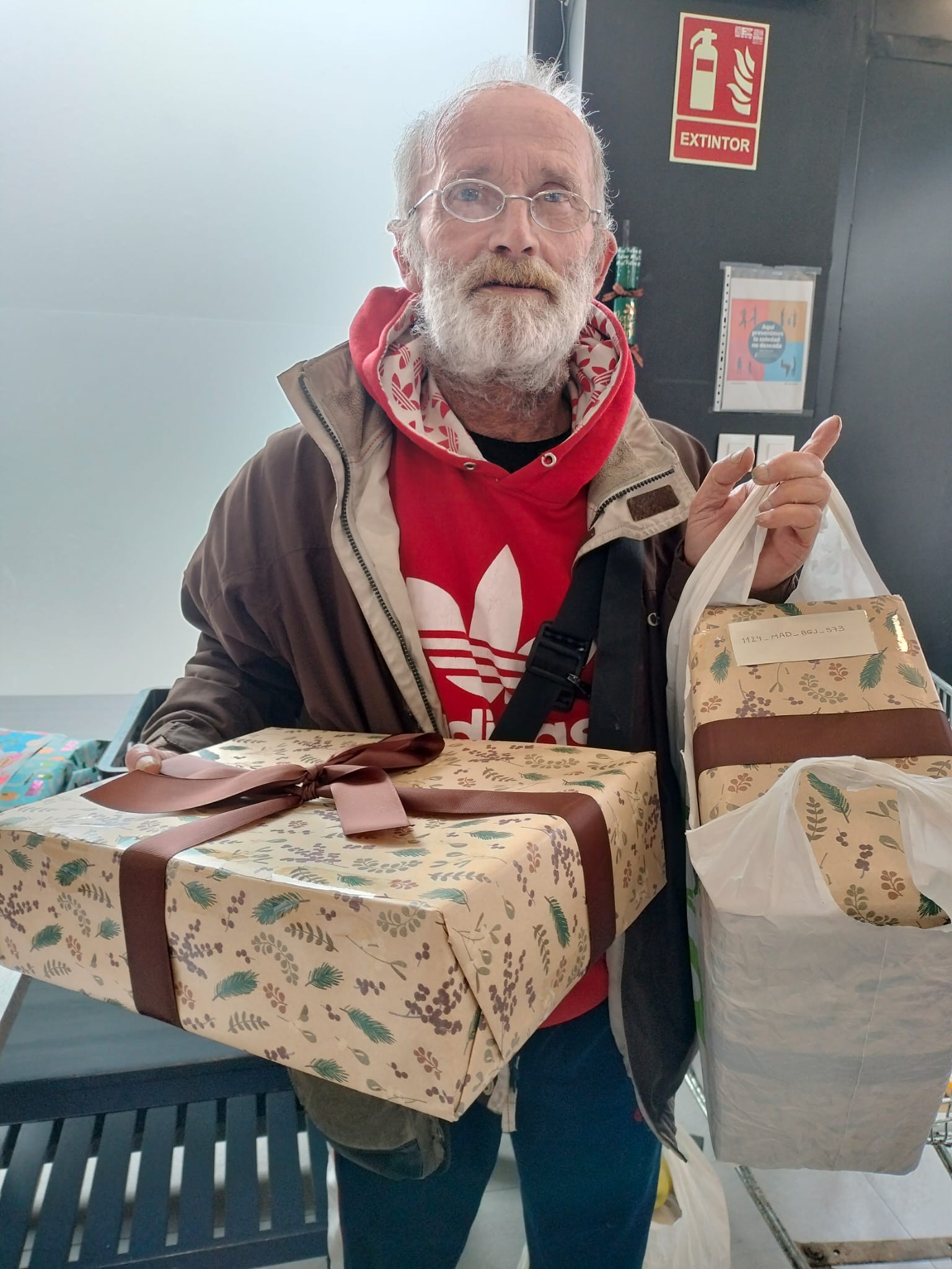 Repartiendo a las familias los juguetes para l@s niñ@s de nuestros centros