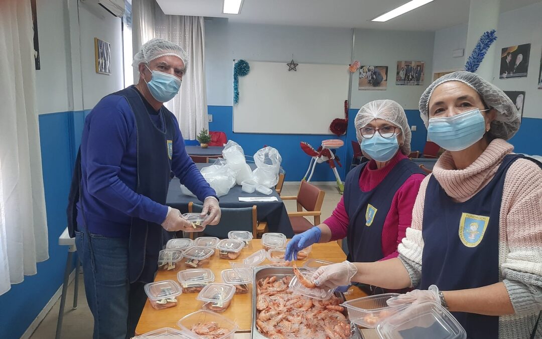 Reparto del menú especial para todas nuestras familias del Centro Familiar Mensajeros El Pozo del Día de NocheBuena – agradecimiento INTEROVIC