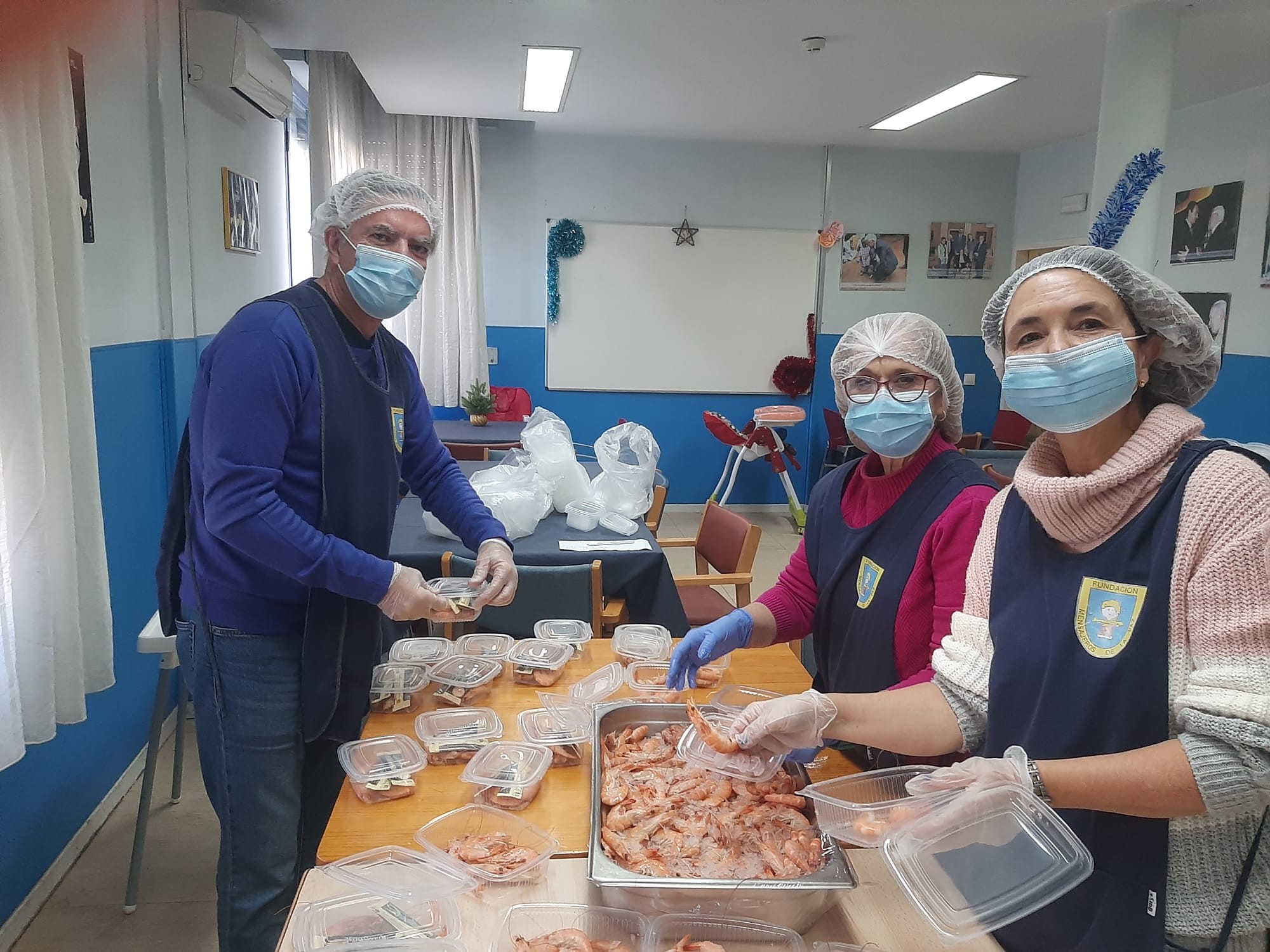 Reparto del menú especial para todas nuestras familias del Centro Familiar Mensajeros El Pozo del Día de NocheBuena – agradecimiento INTEROVIC
