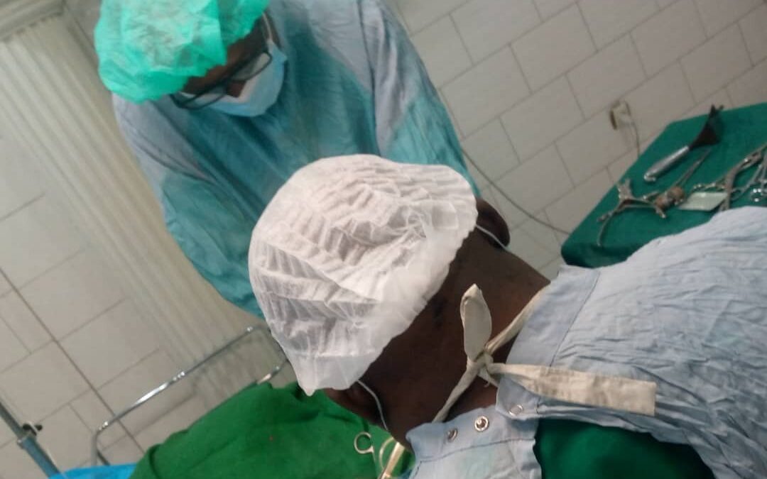 Ayuda en la operación de una niña en República del Congo
