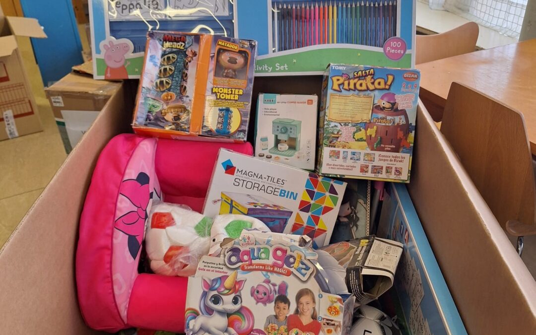 Agradecimiento por la entrega de un palet de juguetes gracias a la profesional del Padel Martita Ortega