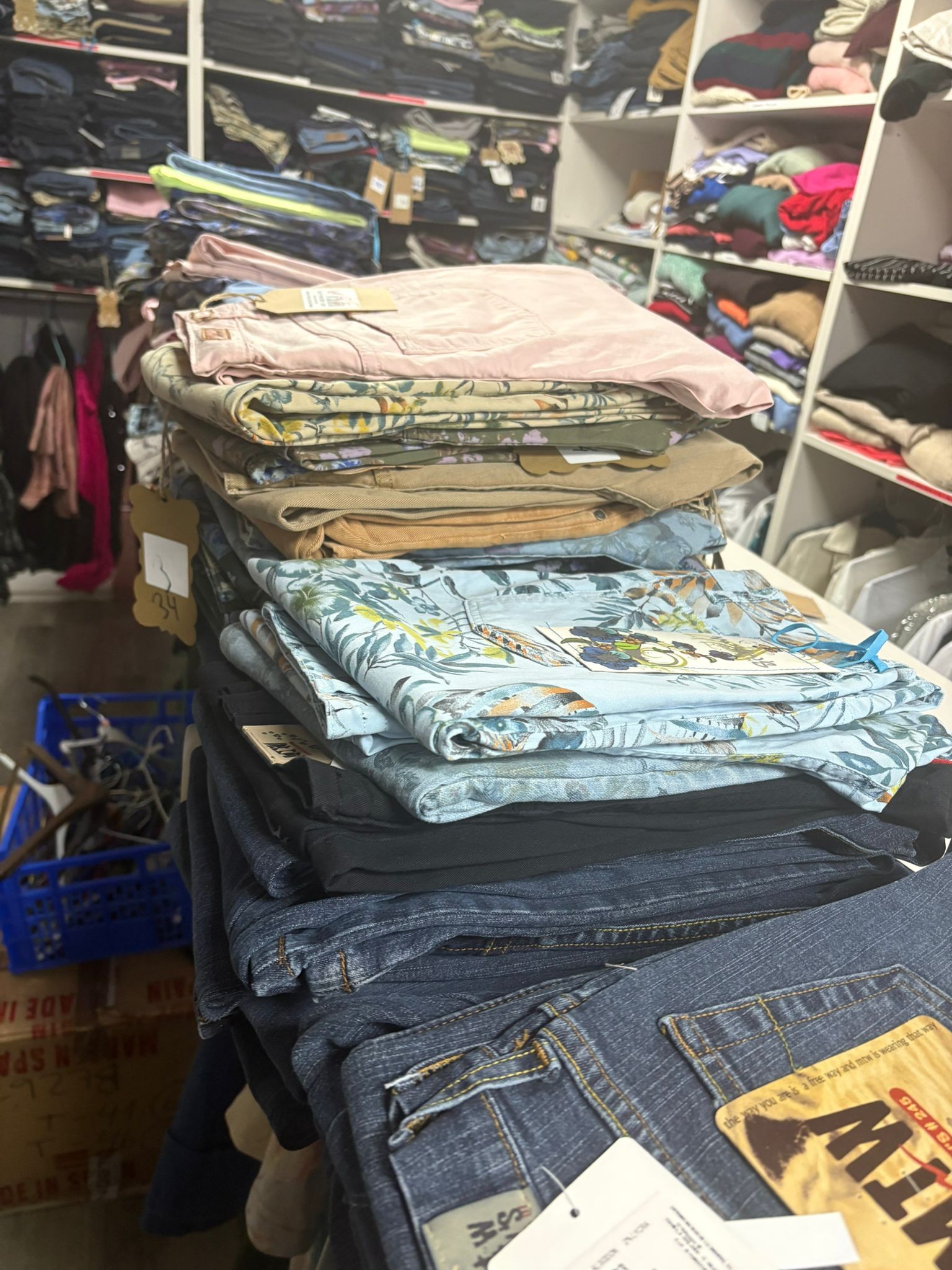 Agradecimiento a Antonio Mateos de la Higuera, S.A. por la donación de pantalones vaqueros nuevos