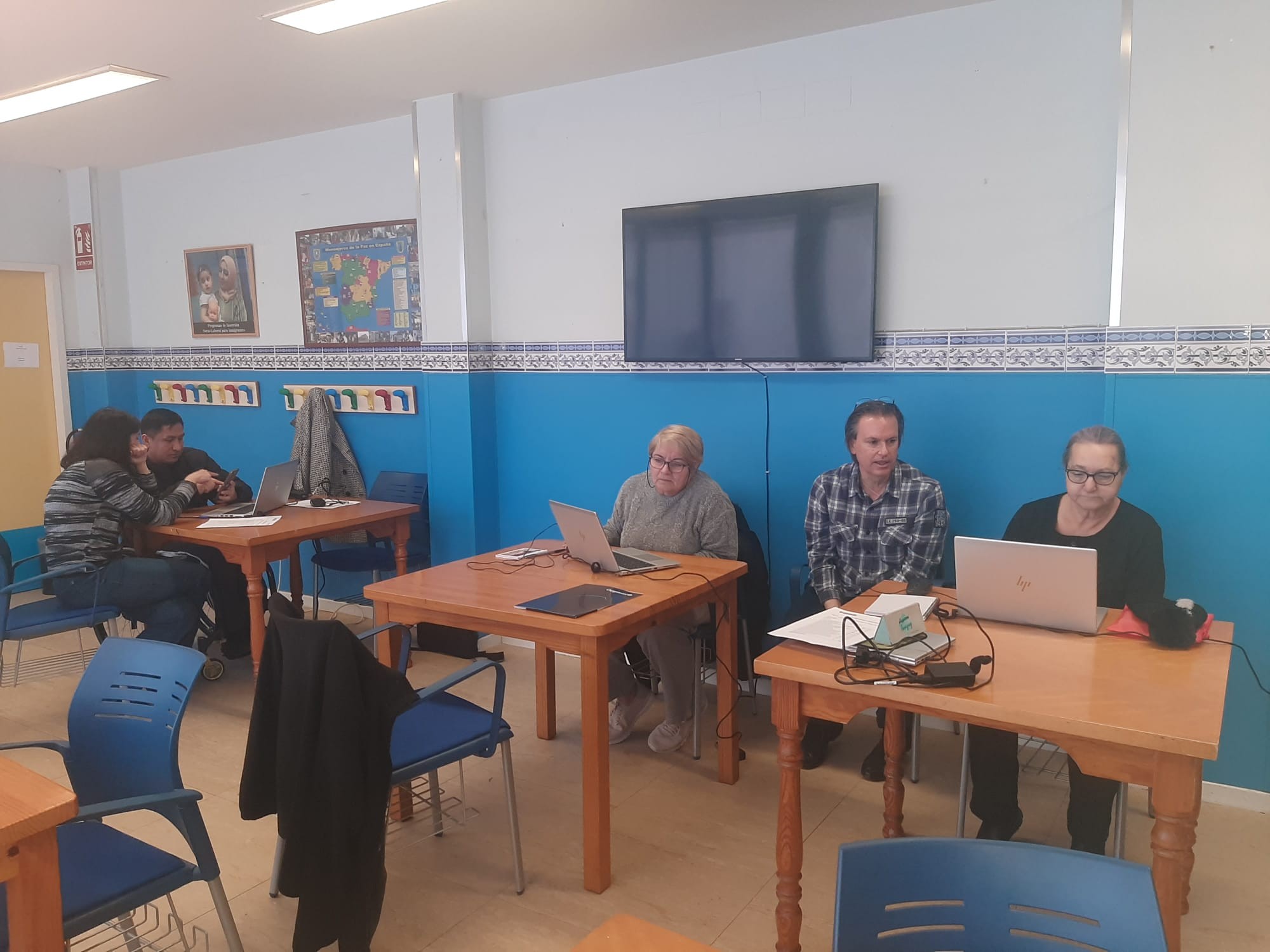 Comienzo del Taller para la erradicación de la Brecha Digital en el Centro Residencial Mensajeros de la Paz El Pozo