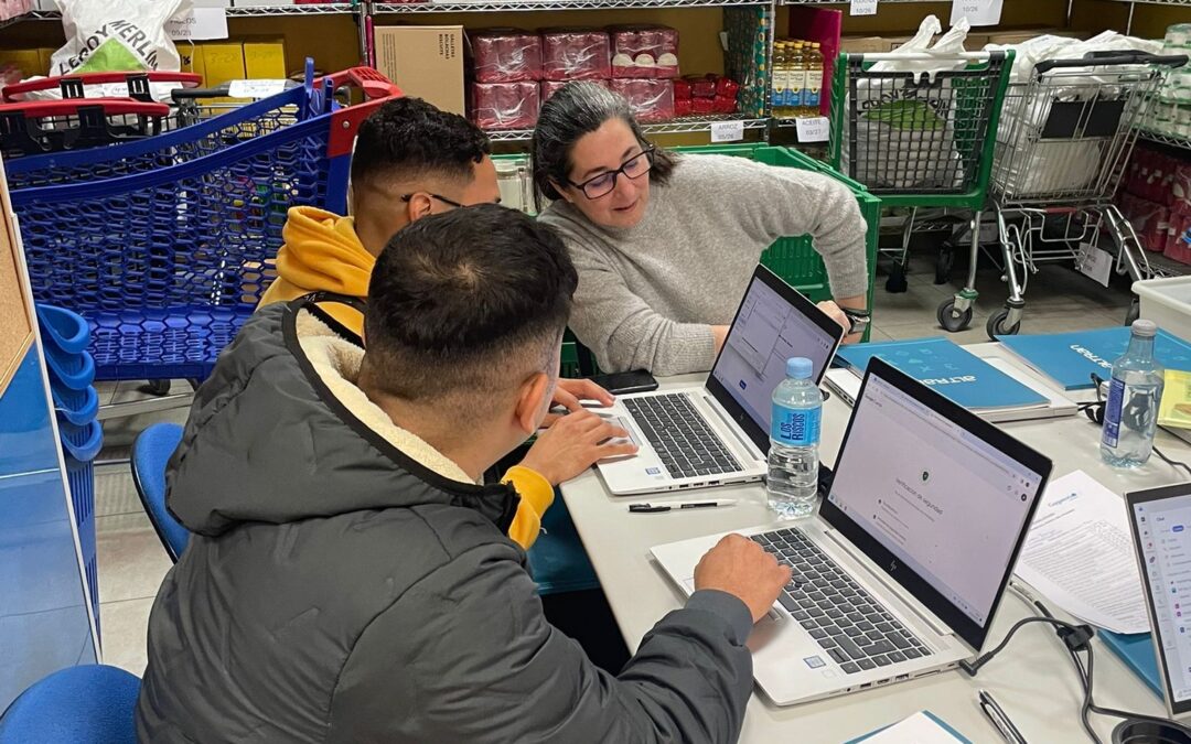 Comienzo de los cursos para luchar por la Brecha Digital en el Centro de Mensajeros de la Paz en Ribera