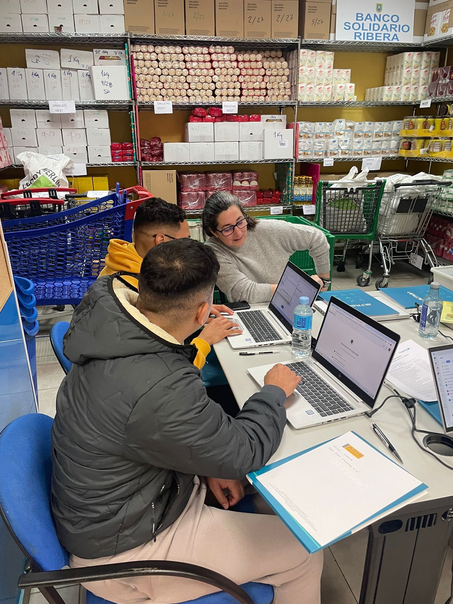 Comienzo de los cursos para luchar por la Brecha Digital en el Centro de Mensajeros de la Paz en Ribera