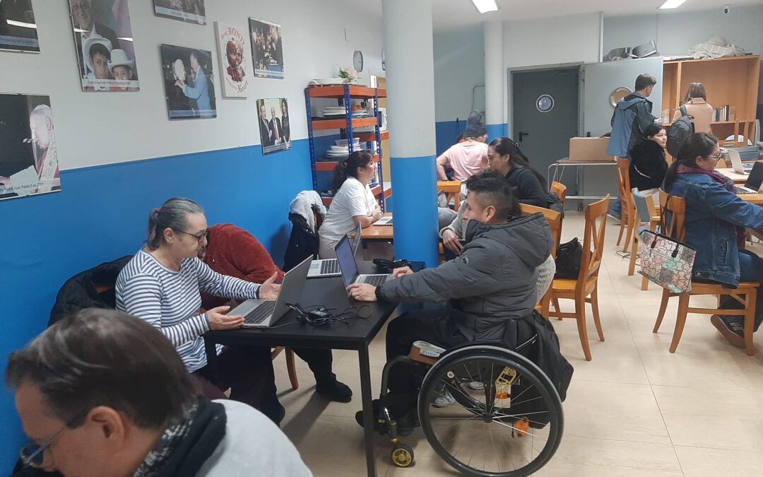 Taller para erradicar la brecha digital gracias a Fundación Capgemini donde participaron los alumn@s del curso de atención sociosanitaria