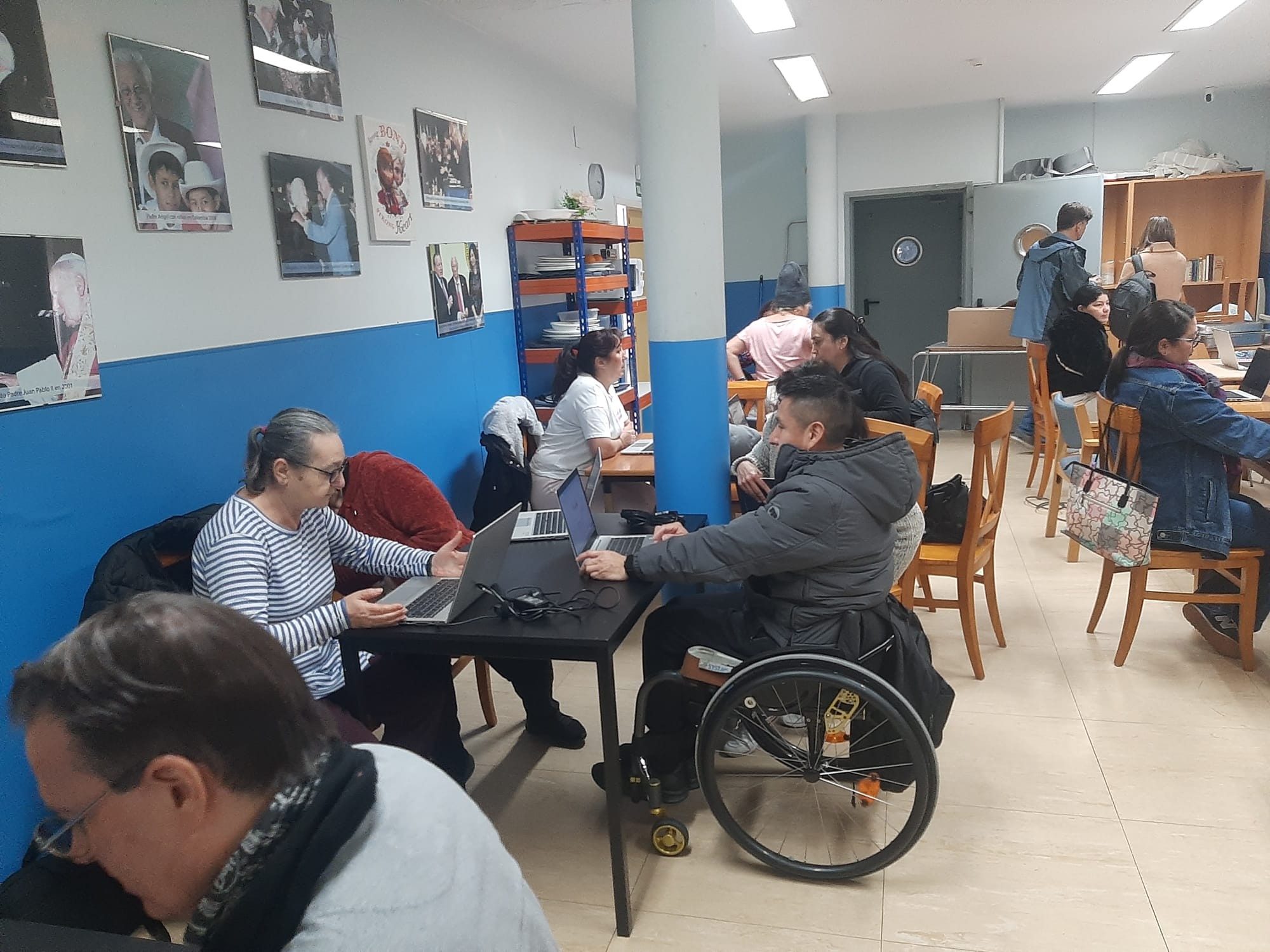 Taller para erradicar la brecha digital gracias a Fundación Capgemini donde participaron los alumn@s del curso de atención sociosanitaria