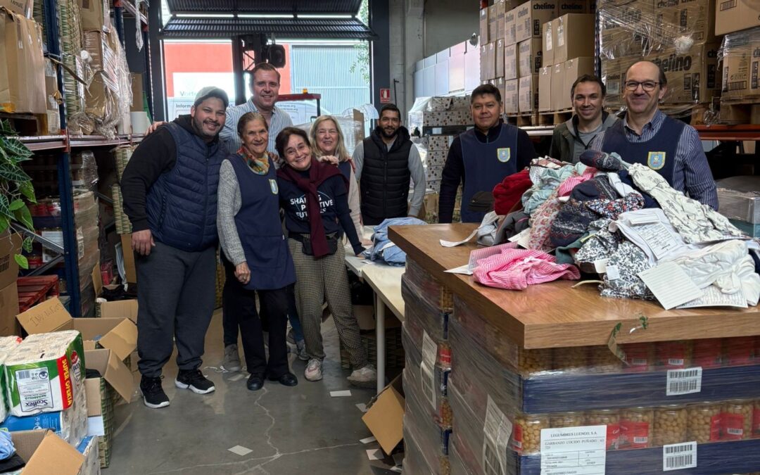 Agradecimiento voluntarios Fundación Capgemini en la clasificación de prendas para el Ropero Solidario