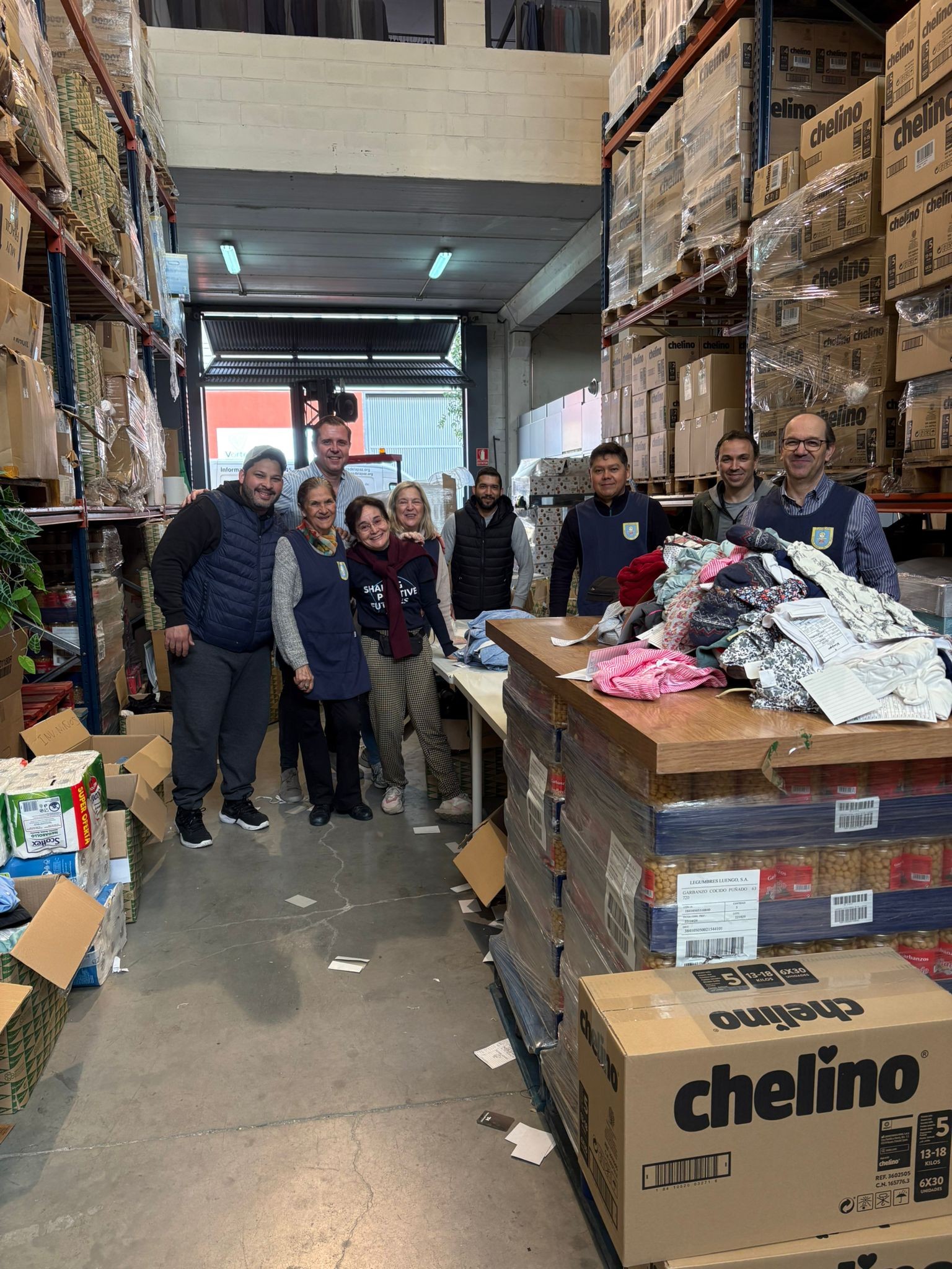 Agradecimiento voluntarios Fundación Capgemini en la clasificación de prendas para el Ropero Solidario