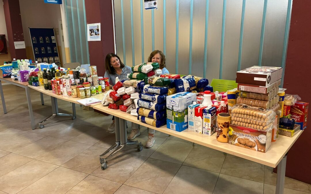 Donación de alimentos no perecederos y productos de higiene de volutari@s y usuari@s del Centro Municipal Carmen Laforet