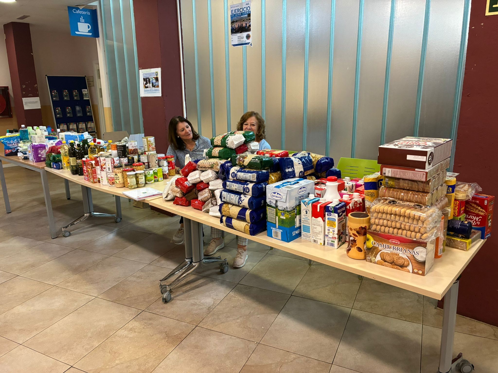 Donación de alimentos no perecederos y productos de higiene de volutari@s y usuari@s del Centro Municipal Carmen Laforet