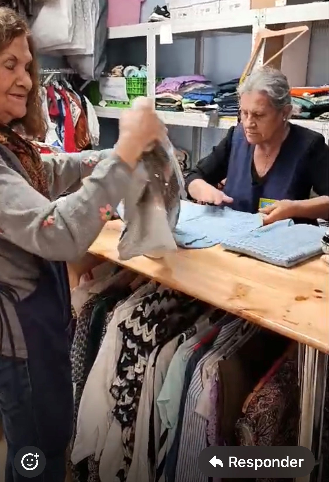 Nuestr@s voluntari@s preparando la temporada de verano en el Ropero Solidario del Pozo
