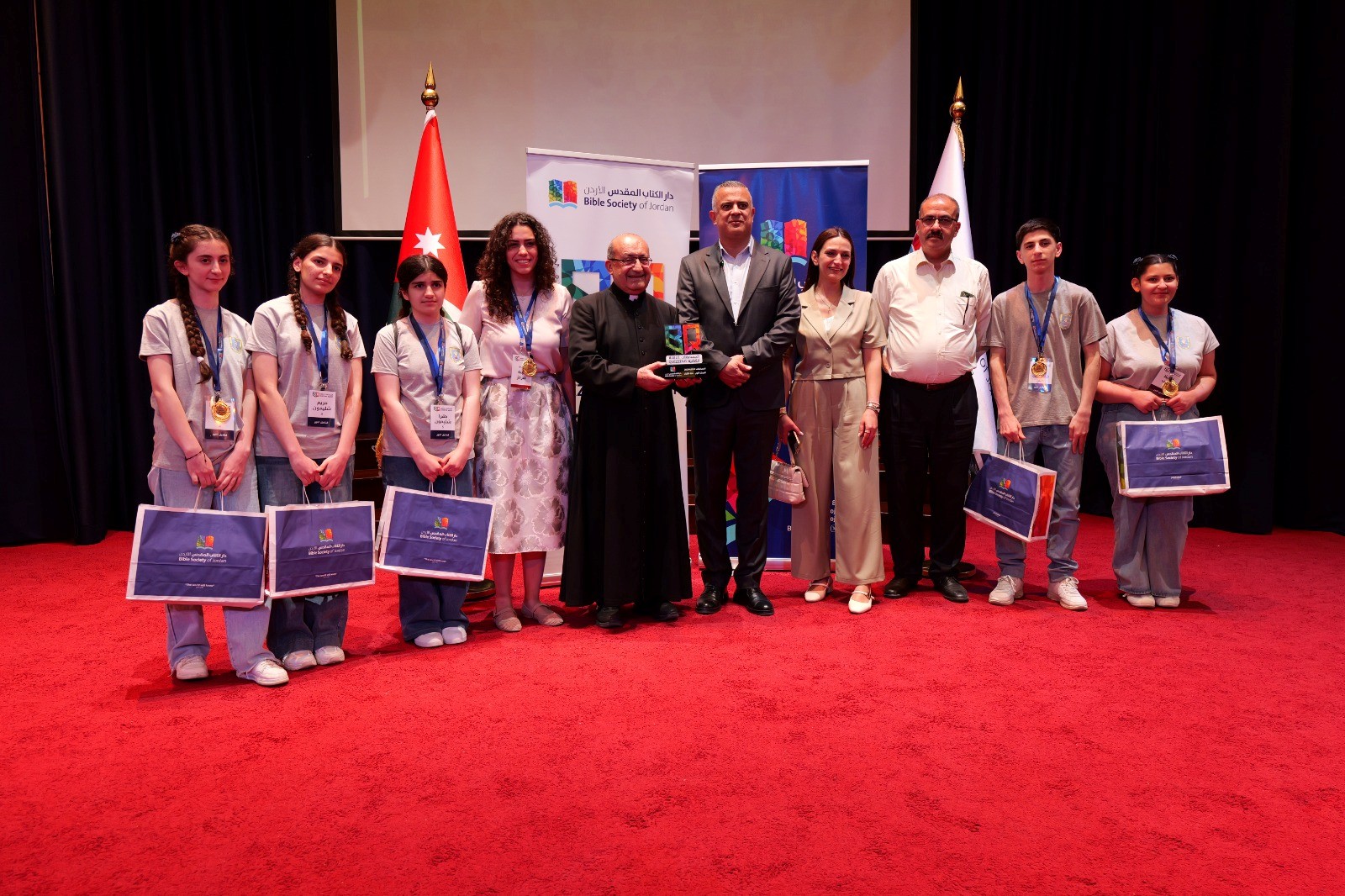 Primer premio en el Concurso de educación cristiana para los alumnos de la Escuela de Refugiados en Marka de Mensajeros de la Paz Jordania