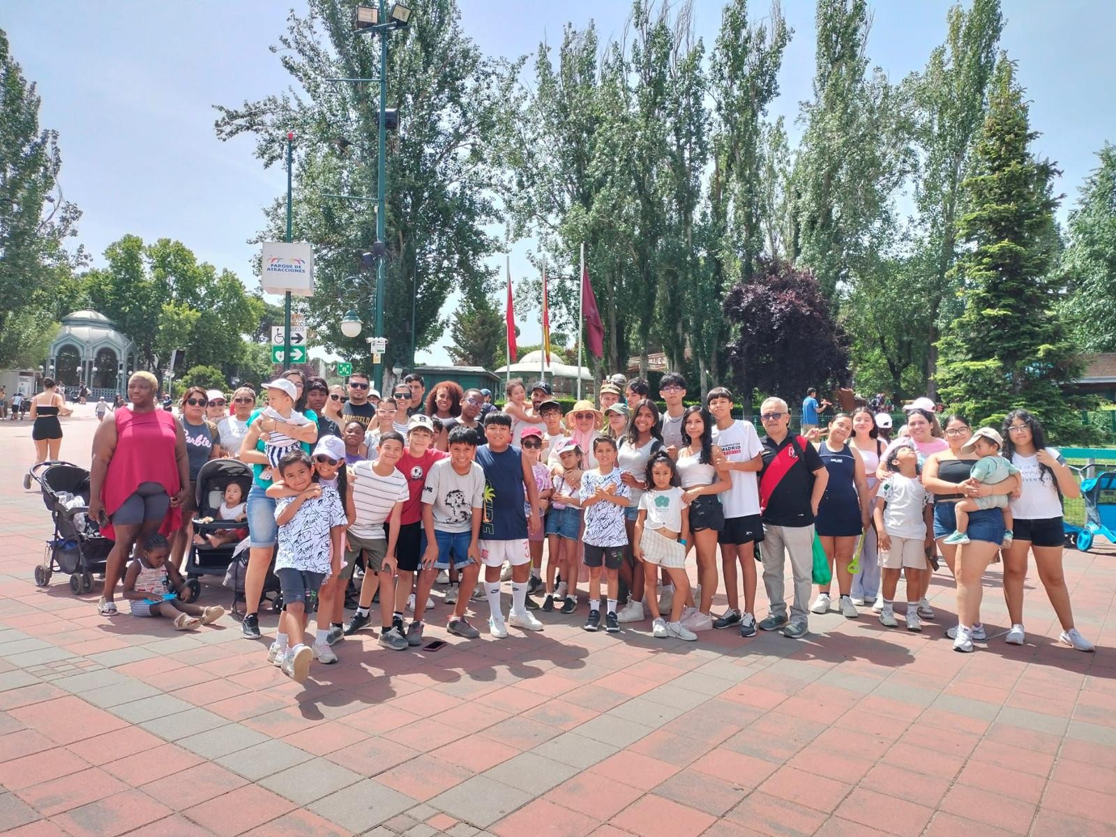VISITA DE LAS FAMILIAS DE MENSAJEROS DE LA PAZ AL PARQUE DE ATRACCIONES DE MADRID
