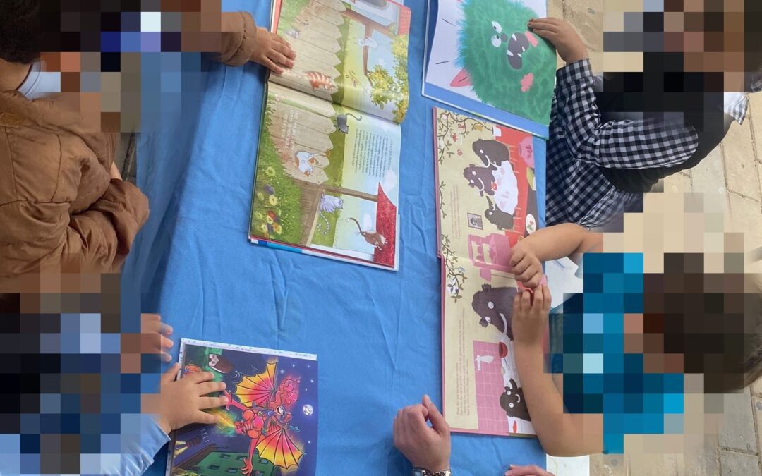 La Bilioteca Ambulante de la Fundación Mensajeros de la Paz recorre varios barrios en Melilla para acercar el arte y a cultura a l@s niñ@s