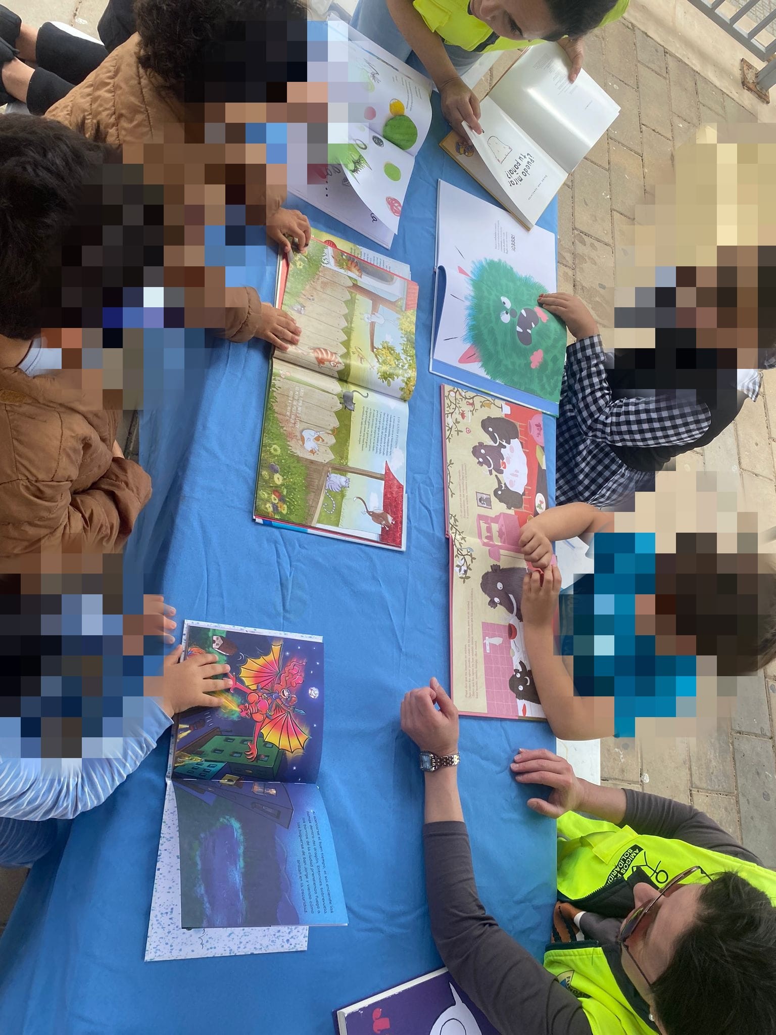 La Bilioteca Ambulante de la Fundación Mensajeros de la Paz recorre varios barrios en Melilla para acercar el arte y a cultura a l@s niñ@s