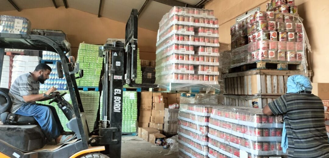 Descarga Legumbres Luengo para los campamentos de refugiados saharauis en colaboración con Fundación ONCE