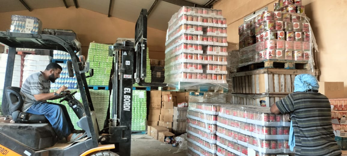 Descarga Legumbres Luengo para los campamentos de refugiados saharauis en colaboración con Fundación ONCE