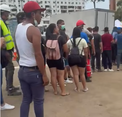 Nuestros voluntarios repartiendo menús con World Central Kitchen (WCK) a los afectados de los terremotos en Venezuela