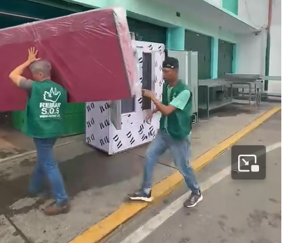 Llegada de los colchones al Centro de Emergencia en Caracas para los afectados por los graves terremotos