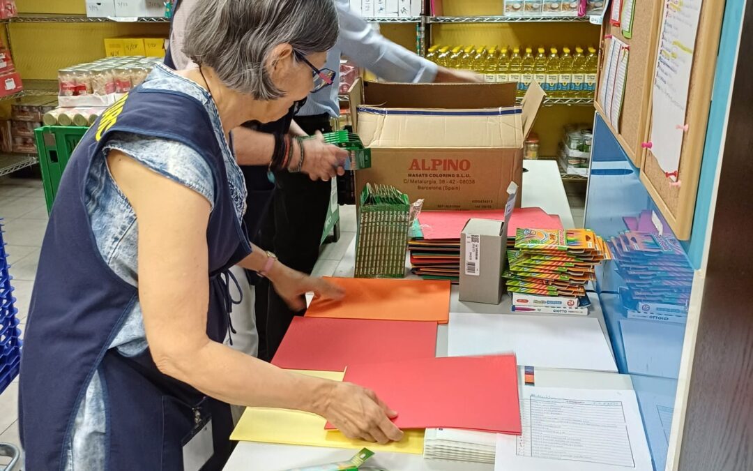 Nuestr@s voluntari@s preparando las mochilas de la campaña «Llena sus mochilas de ilusión: Ayúdales a volver al cole» gracias a Fundación ONCE y Grupo Social ONCE