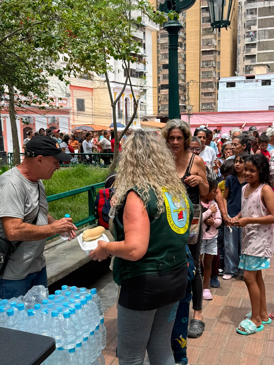 Nuestra labor de ayuda alimentaria continua en Caracas a los afectados por los graves terremotos