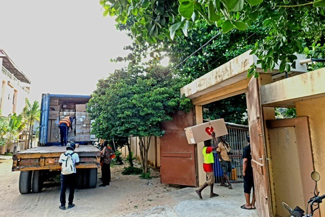 Llegada del container de juguetes de la Fundación Crecer Jugando a Benín -Africa-