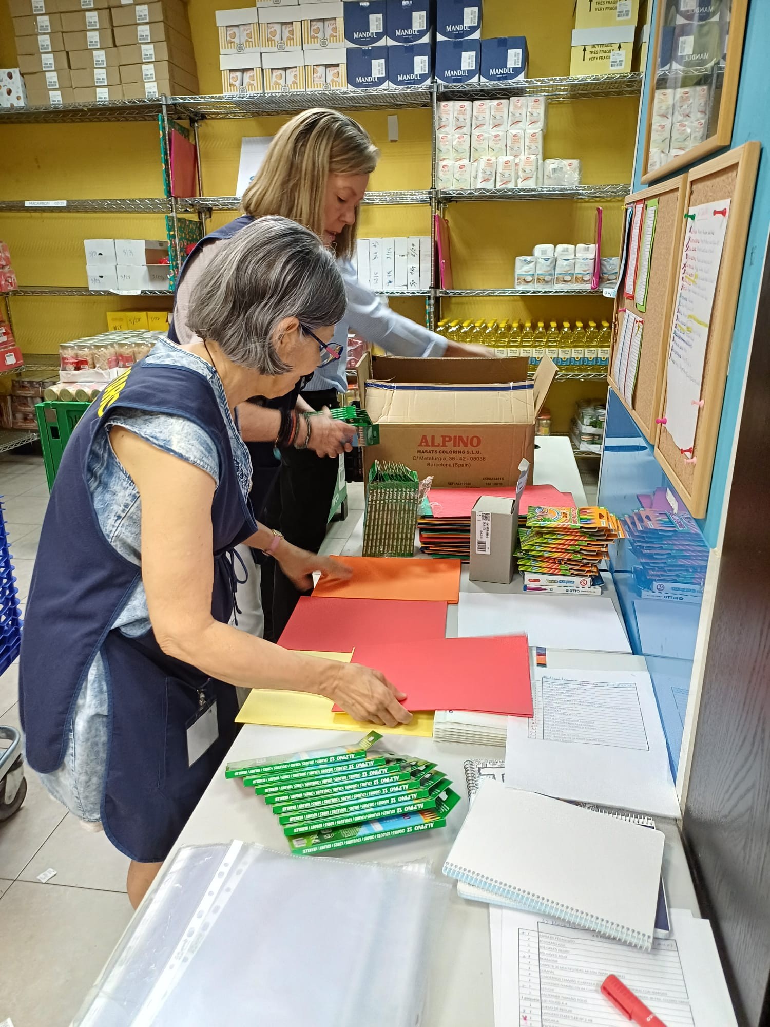 Preparación de mochilas dentro de la Campaña Solidaria Ayudales a volver al Cole: llena sus mochilas de ilusión