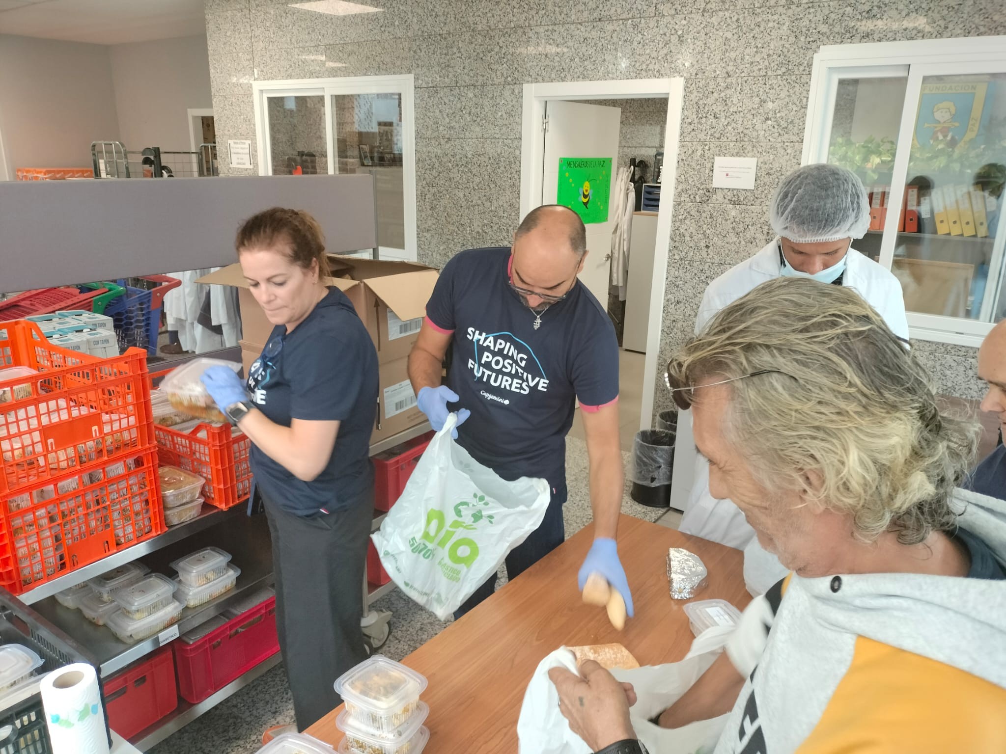 Voluntarios de Capgemini colaborando en nuestra labor en el Centro Familiar Mensajeros de la Paz Villaverde