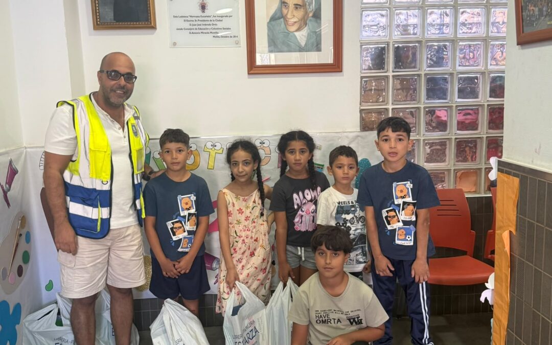 Entrega de mochilas de la campaña solidaria Llena sus mochilas de ilusión: Ayúdales a volver al cole en la ciudad de Melilla