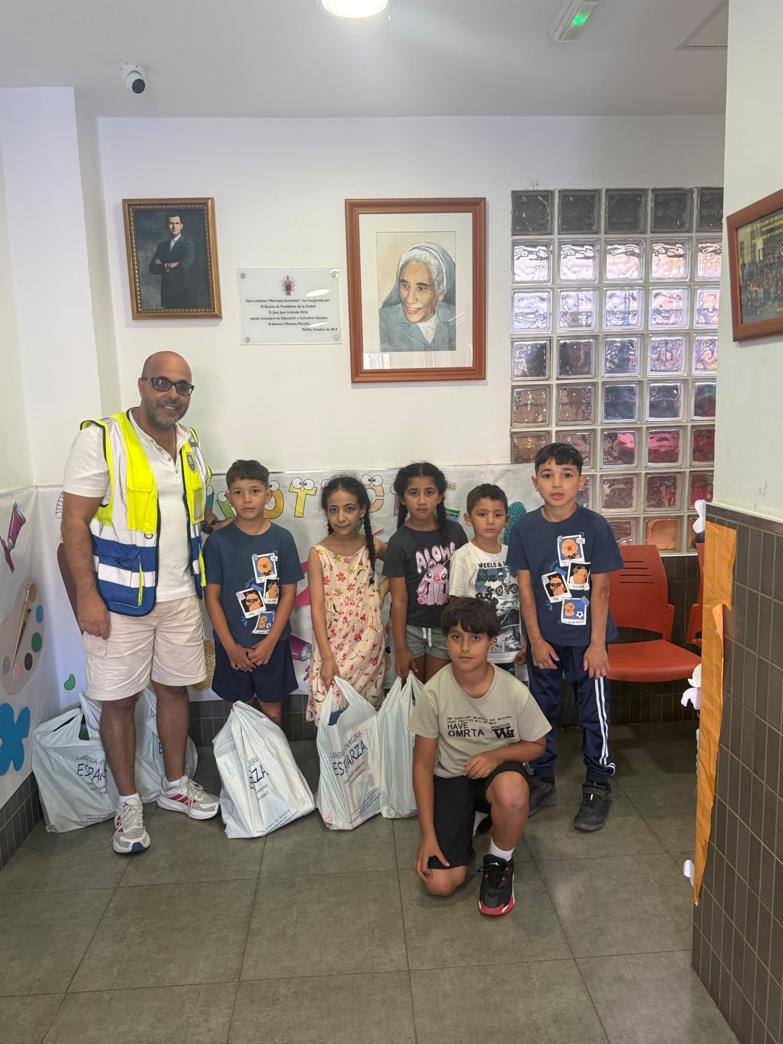 Entrega de mochilas de la campaña solidaria Llena sus mochilas de ilusión: Ayúdales a volver al cole en la ciudad de Melilla