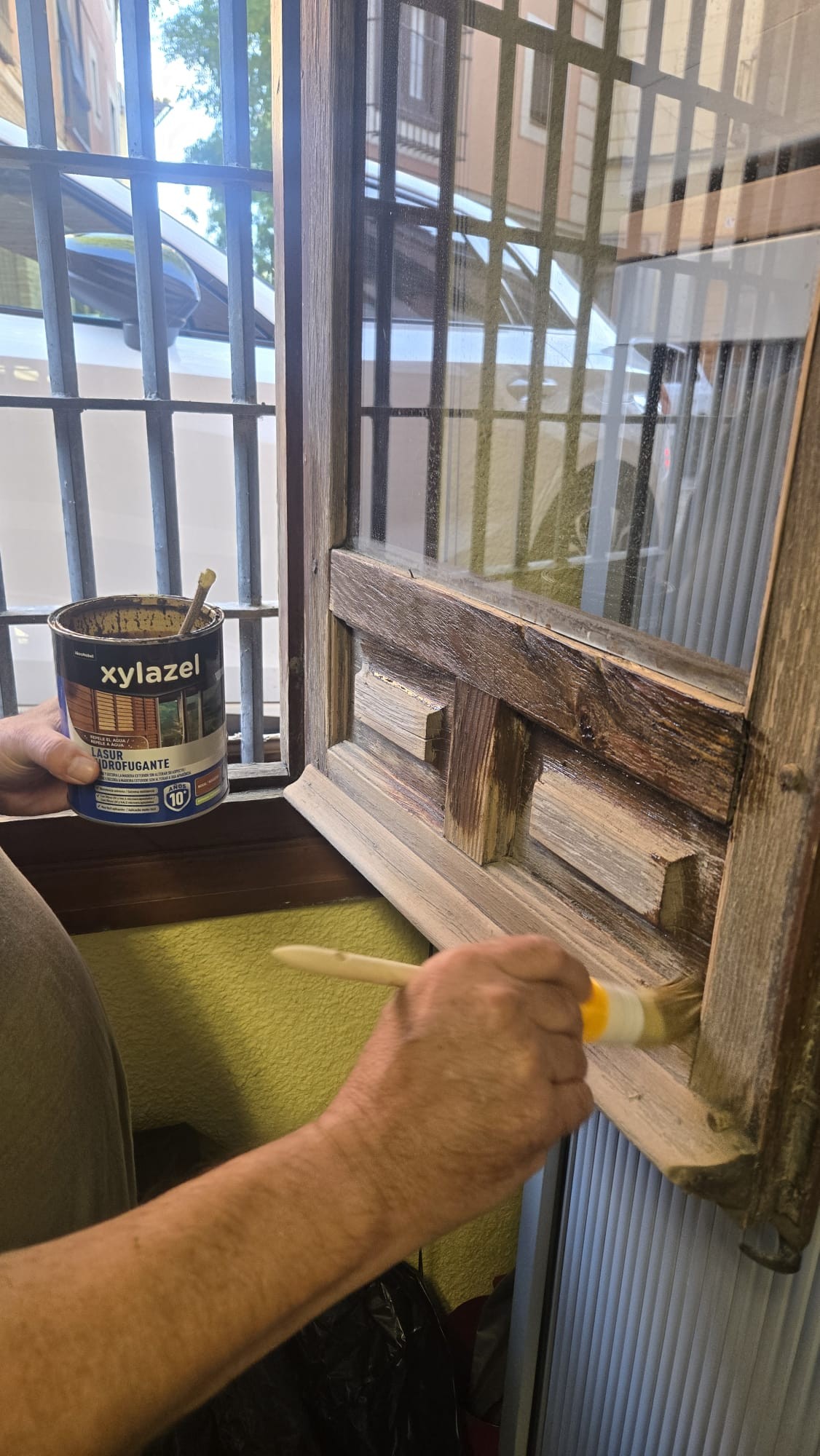 Nuestr@s voluntari@s nos han ayudado a pintar y reparar puertas y ventanas de nuestra sede en Toledo